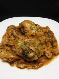 Una foto de Jamoncitos de pollo con repollo (col)