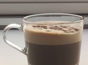 Una foto de café con leche
