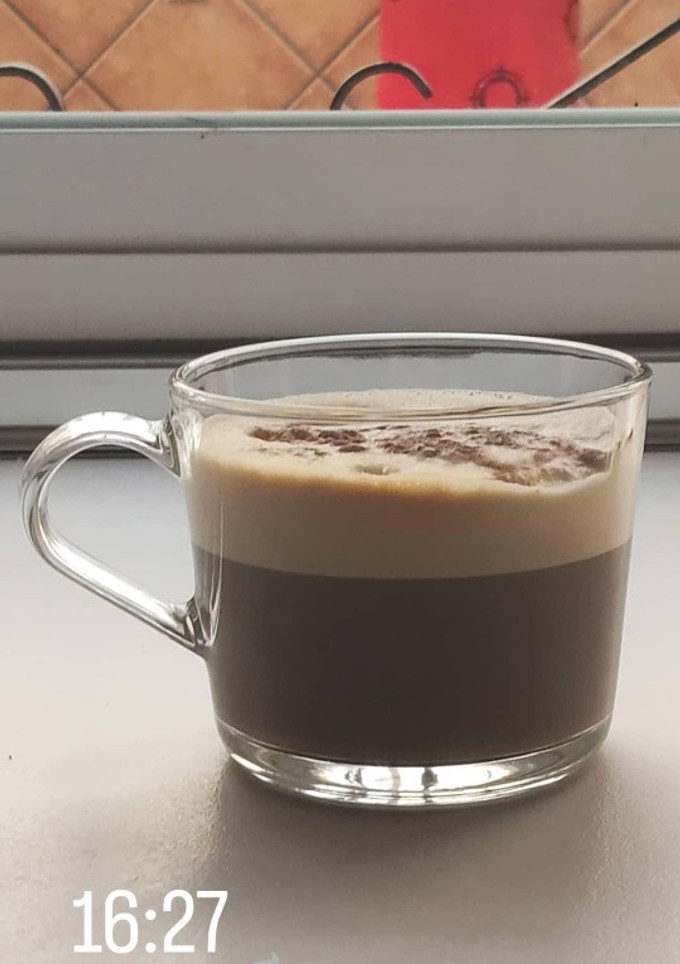 Una foto de Café con leche ☕😋