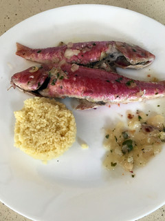 Una foto de Salmonetes al horno con hierbas aromáticas