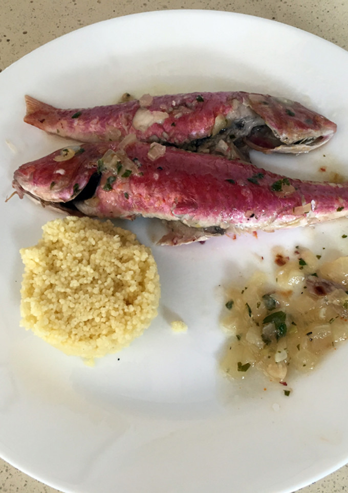 Una foto de Salmonetes al horno con hierbas aromáticas