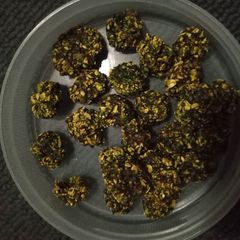 A picture of Spinach balls.