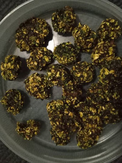 A picture of Spinach balls.