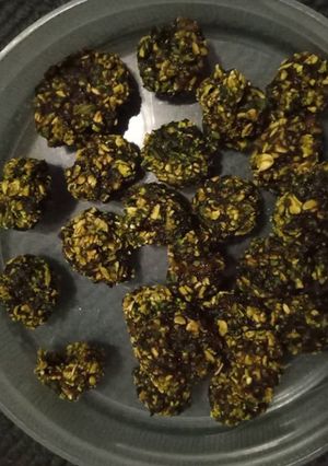 A picture of Spinach balls.