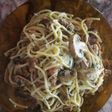 Spaguettis con salsa de jamón y champiñones riquísima!!