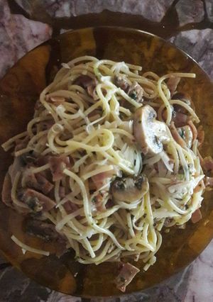 Una foto de Spaguettis con salsa de jamón y champiñones riquísima!!