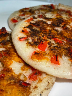குடைமிளகாய் சீஸ் ஊத்தப்பம் (Kudaimilakaai cheese utthappam recipe in tamil) செய்முறை முக்கிய புகைப்படம்