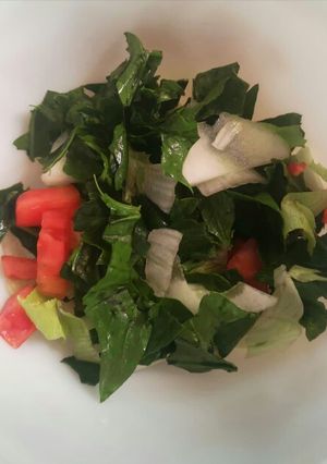 Una foto de Ensalada de espinacas, lechuga, tomate y pepino