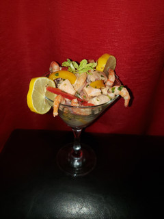 Una foto de Ceviche de salmón y camarón