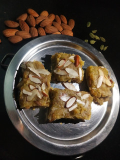 लौकी की बर्फी (lauki ki barfi recipe in Hindi) रेसिपी मुख्य फोटो