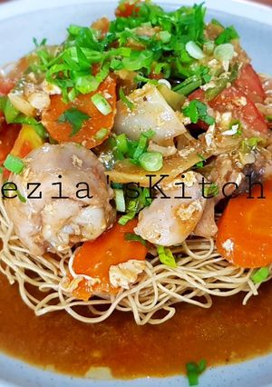 A picture of IFUMIE (Deep Fry Noodles Topped with Spicy Stir Vegetables).