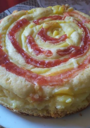 Una foto de Torta con crema y membrillo