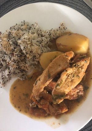 Una foto de Pollo Guisado con papas