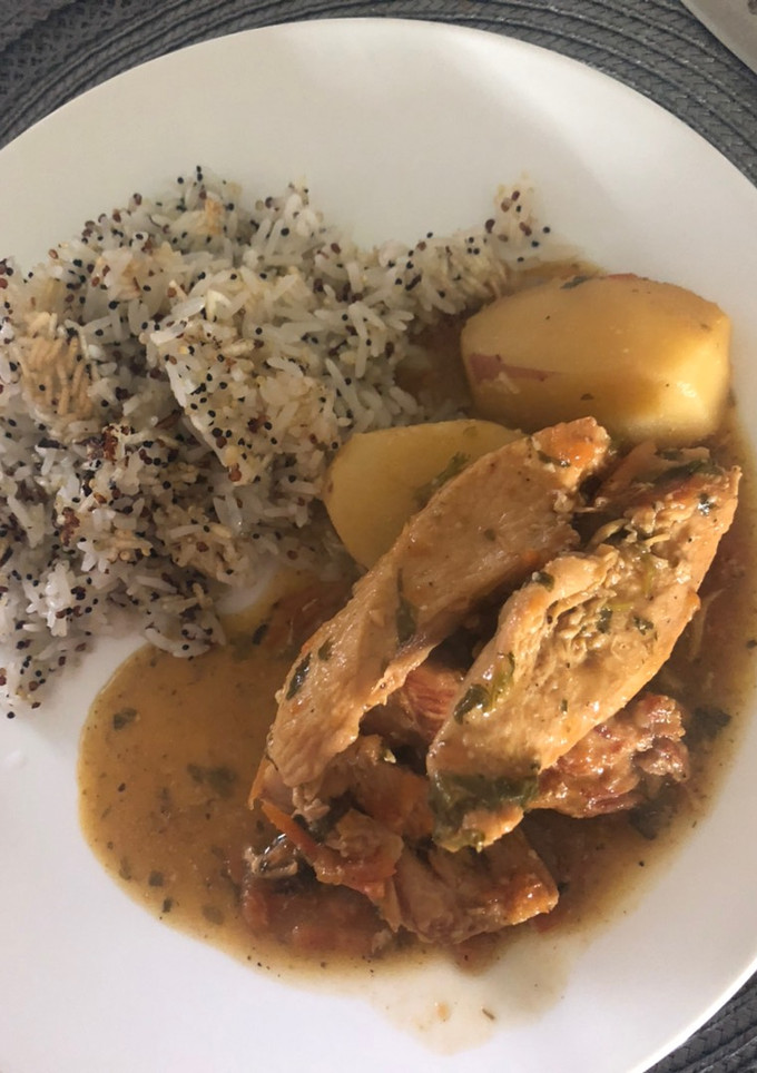 Una foto de Pollo Guisado con papas