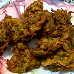 A picture of Onion bonda/vengaya bonda.