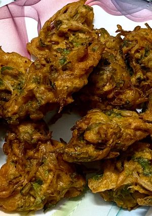 A picture of Onion bonda/vengaya bonda.