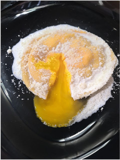 Una foto de Raviolis rellenos de huevo y crema de champiñones
