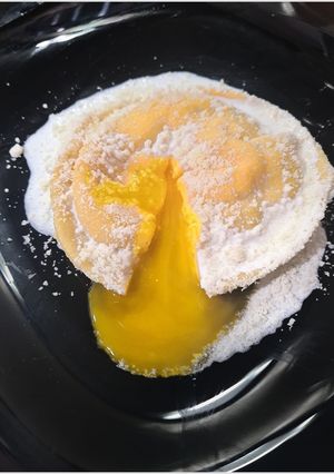 Una foto de Raviolis rellenos de huevo y crema de champiñones