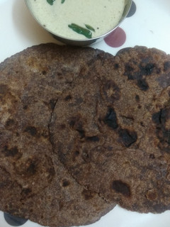 ராகி சப்பாத்தி மற்றும் தேங்காய் சட்னி (Raagi chappathi and thenkaai chutney Recipe in Tamil) செய்முறை முக்கிய புகைப்படம்
