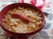 Una foto de fideos secos