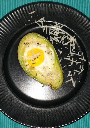 O poză a rețetei Ou copt în avocado.
