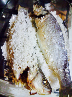 Una foto de Lubina a la sal y al horno