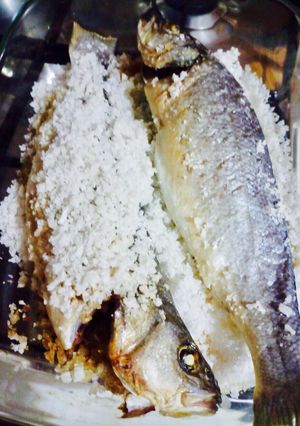 Una foto de Lubina a la sal y al horno