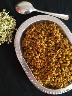 ફણગાવેલા મસાલેદાર મગ (Sprouts Moog recipe in Gujarati) રેસીપી મુખ્ય ફોટો