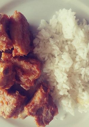 Una foto de Costillas con chile guajillo