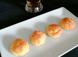 Una foto de Mini buñuelos de queso Edam