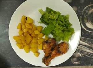Foto de Perninhas de frango e batatas fritas aos cubos na airfryer
