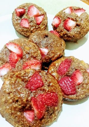 Una foto de Muffin de bananas con frutillas