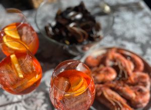 Foto principal de Aperitivo de domingo. Clochinas Valencianas y Gambones a la Plancha acompañado de Aperol !!!