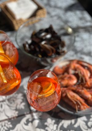 Una foto de Aperitivo de domingo. Clochinas Valencianas y Gambones a la Plancha acompañado de Aperol !!!