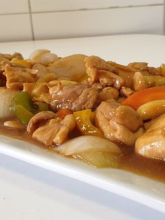 Una foto de Pollo con almendras al estilo chino