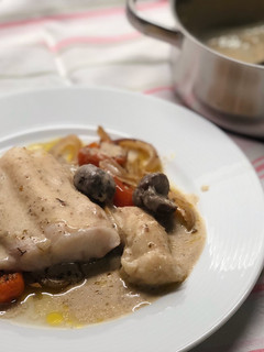 Una foto de Merluza en salsa de castañas