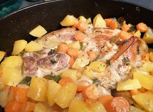 Une photo de Rouelle de porc et ses légumes frais