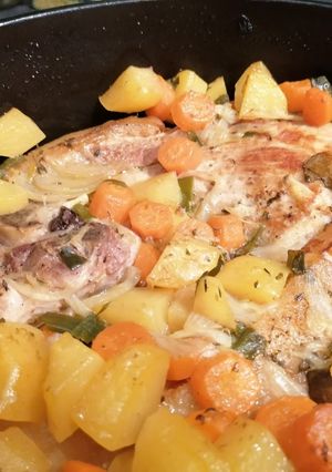 Une photo de Rouelle de porc et ses légumes frais