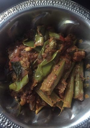 A picture of Brinjal and drumstick curry.