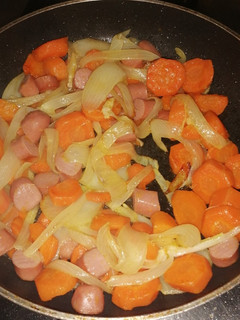 Una foto de Zanahoria, cebolla y salchichas caramelizadas