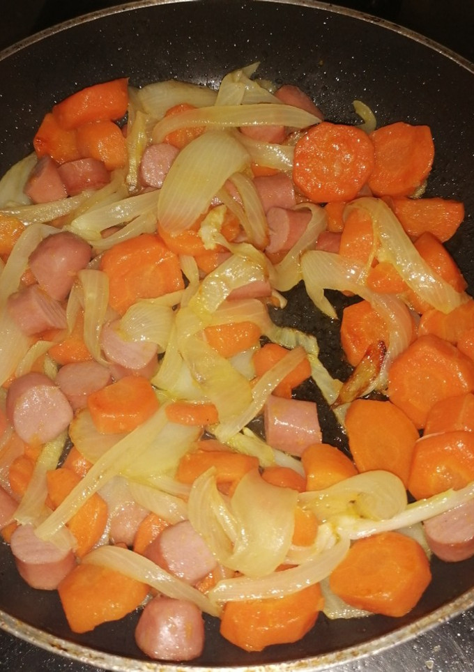 Una foto de Zanahoria, cebolla y salchichas caramelizadas