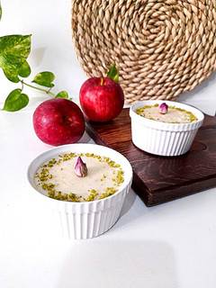 عکسی از دستور فرنی سیب و دارچین