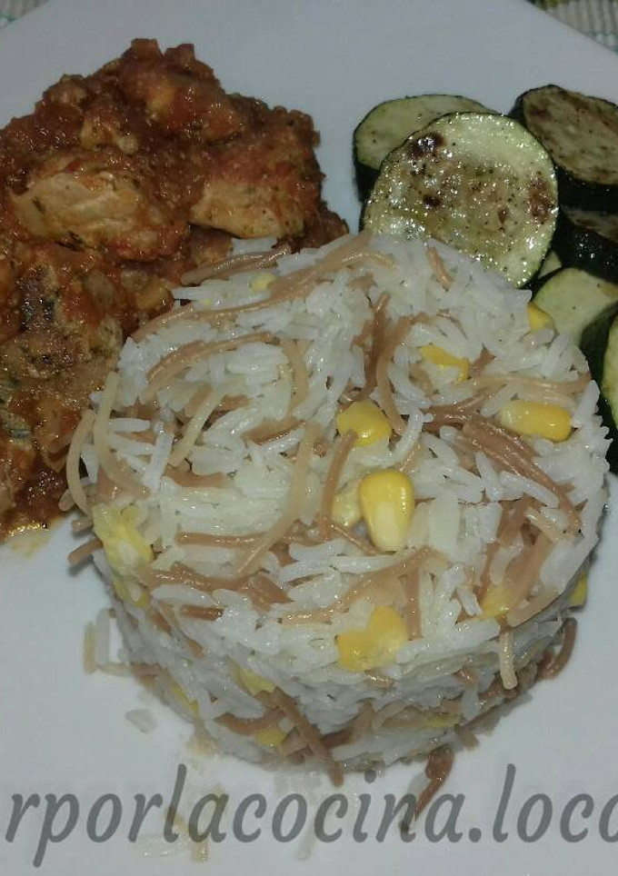 Una foto de Bonito del norte con salsa de tomate casera y arroz a la colombi