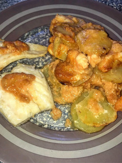 Una foto de Merluza al horno, con patatas y langostinos