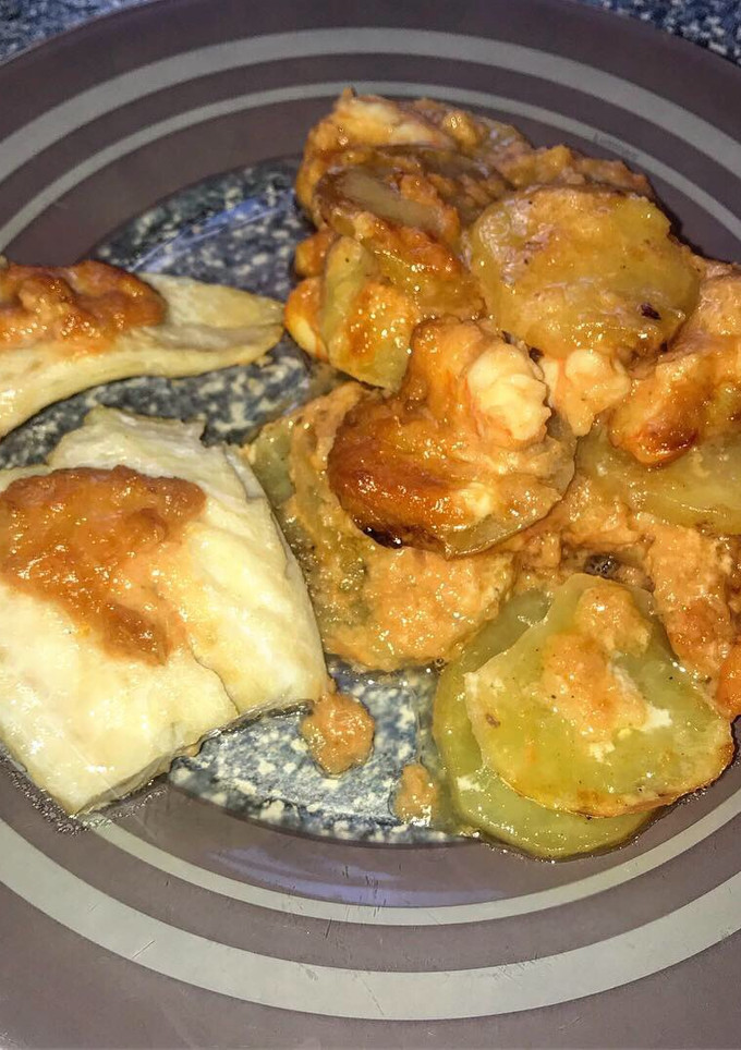 Una foto de Merluza al horno, con patatas y langostinos