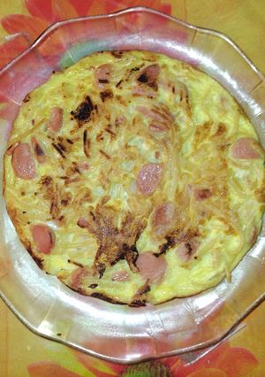 Una foto de Tortilla de salchicha y fideos