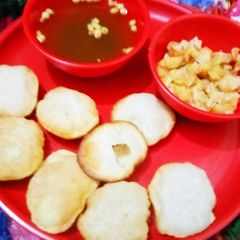 A picture of Suji ke golgappe.