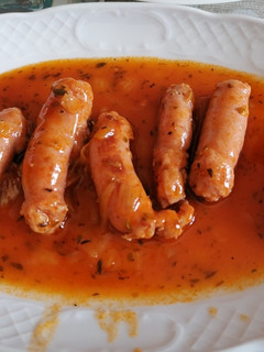 Una foto de Longanizas en salsa de tomate y vino