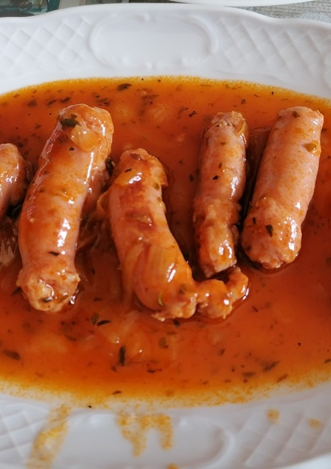Una foto de Longanizas en salsa de tomate y vino