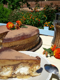 Una foto de Tarta de chocolate, café y profiteroles